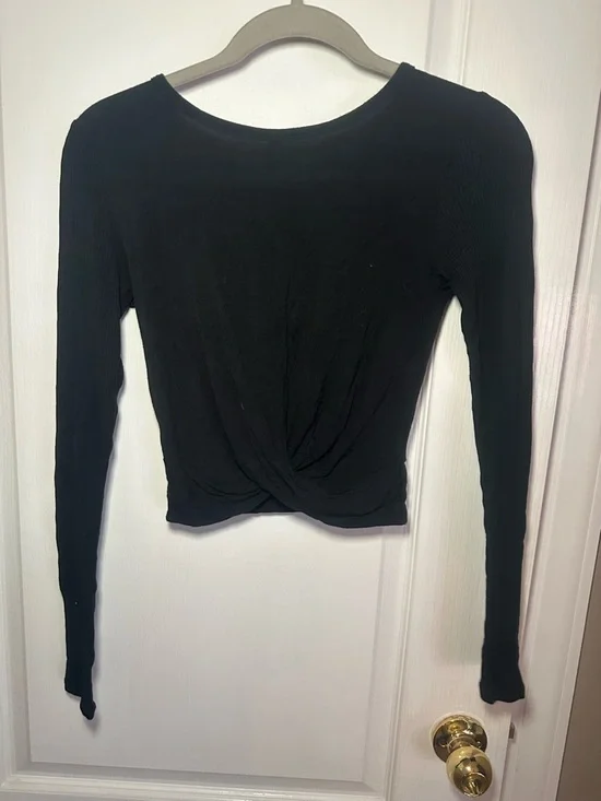 ALO Yoga Black Long-Sleeve Crop Top - Picture 4 of 4